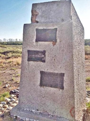 Monolito que recuerda el hecho