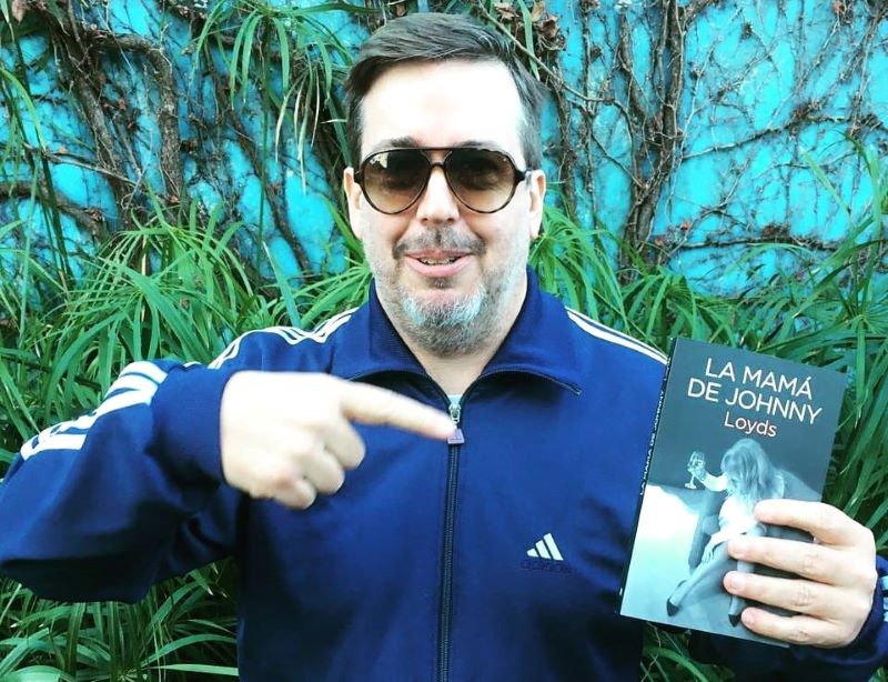 loyds escritor de la novela Merca y La mamá de Jhonny